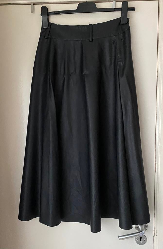 Jupe simili cuir ONLY taille 38 lisez bien, Vêtements | Femmes, Jupes, Comme neuf, Enlèvement ou Envoi