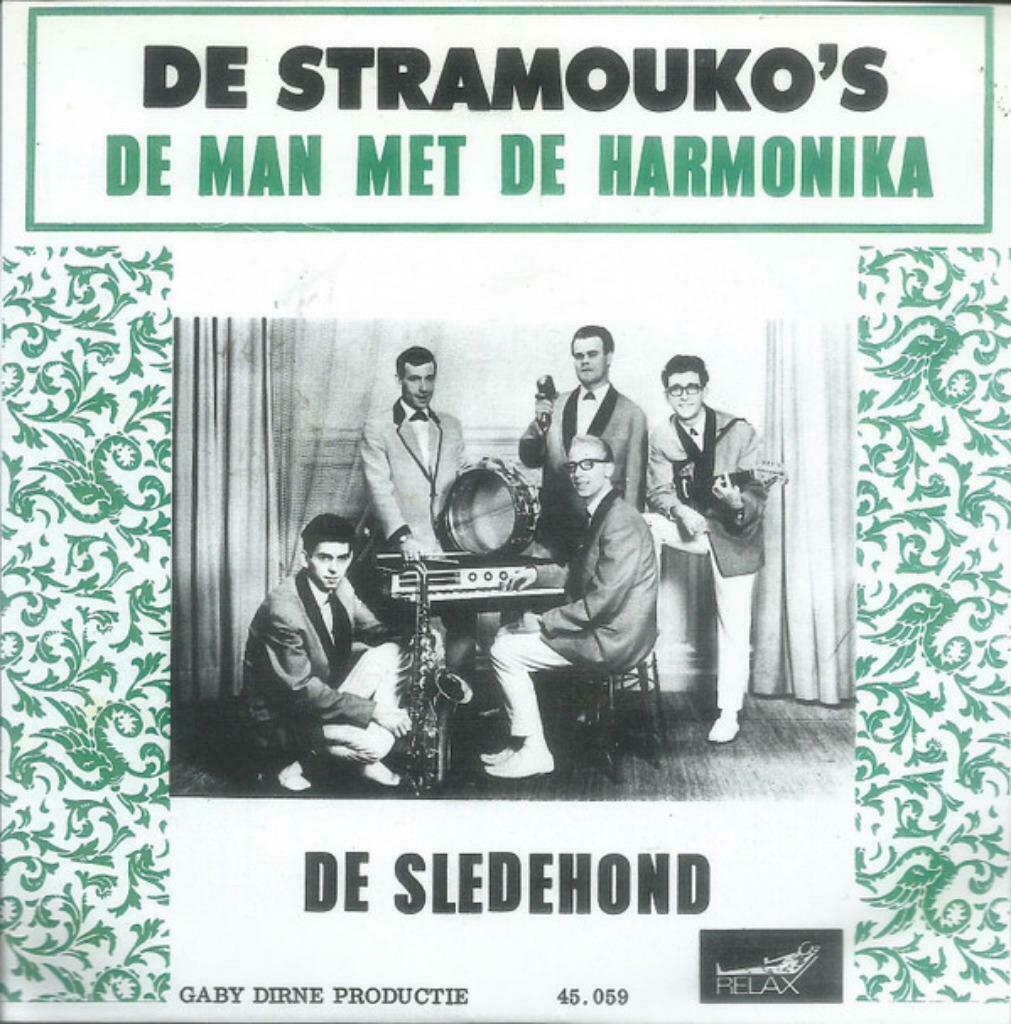 De Stramouko's - 45t: De Man Met de Harmonika / De Sledehond, Enlèvement ou Envoi, Comme neuf, Chanson réaliste ou Smartlap