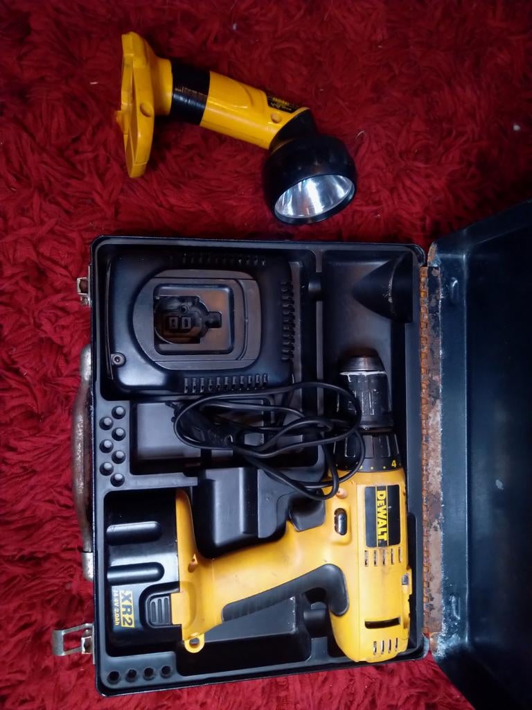 Retro DeWalt klopboormachine en lamp met batterij en oplader, Ophalen