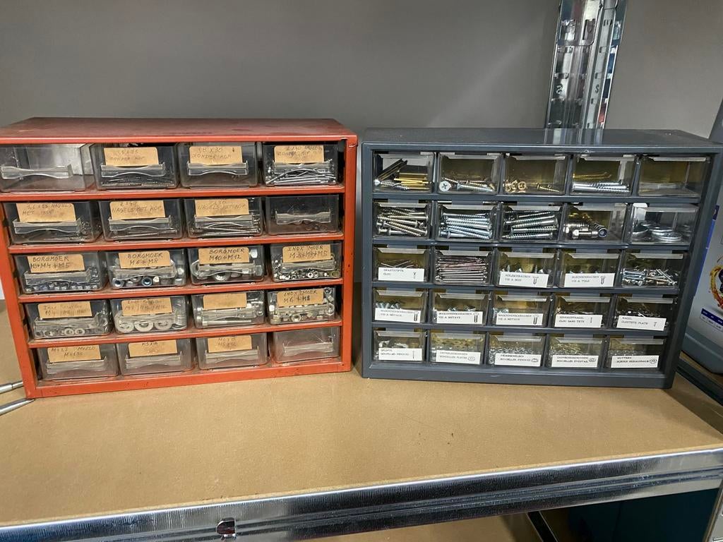 Vijzen, moeren, nagels,… in opbergkastjes, Ophalen