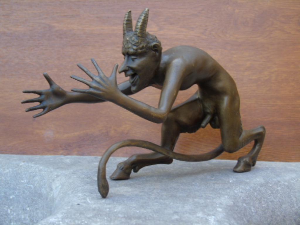Standbeeld van een duivel of imp in brons gesigneerd., Antiek en Kunst, Ophalen, Brons