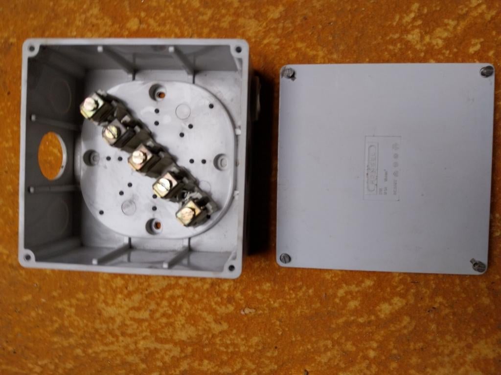Stevige verdeel/verbindingsdoos, boite. 16mm2., Doe-het-zelf en Bouw, Ophalen, Zo goed als nieuw