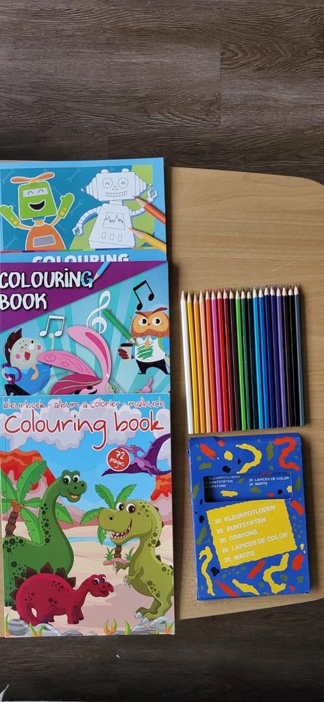 3 kleurboeken en 20 kleurpotloden, Ophalen of Verzenden, Zo goed als nieuw