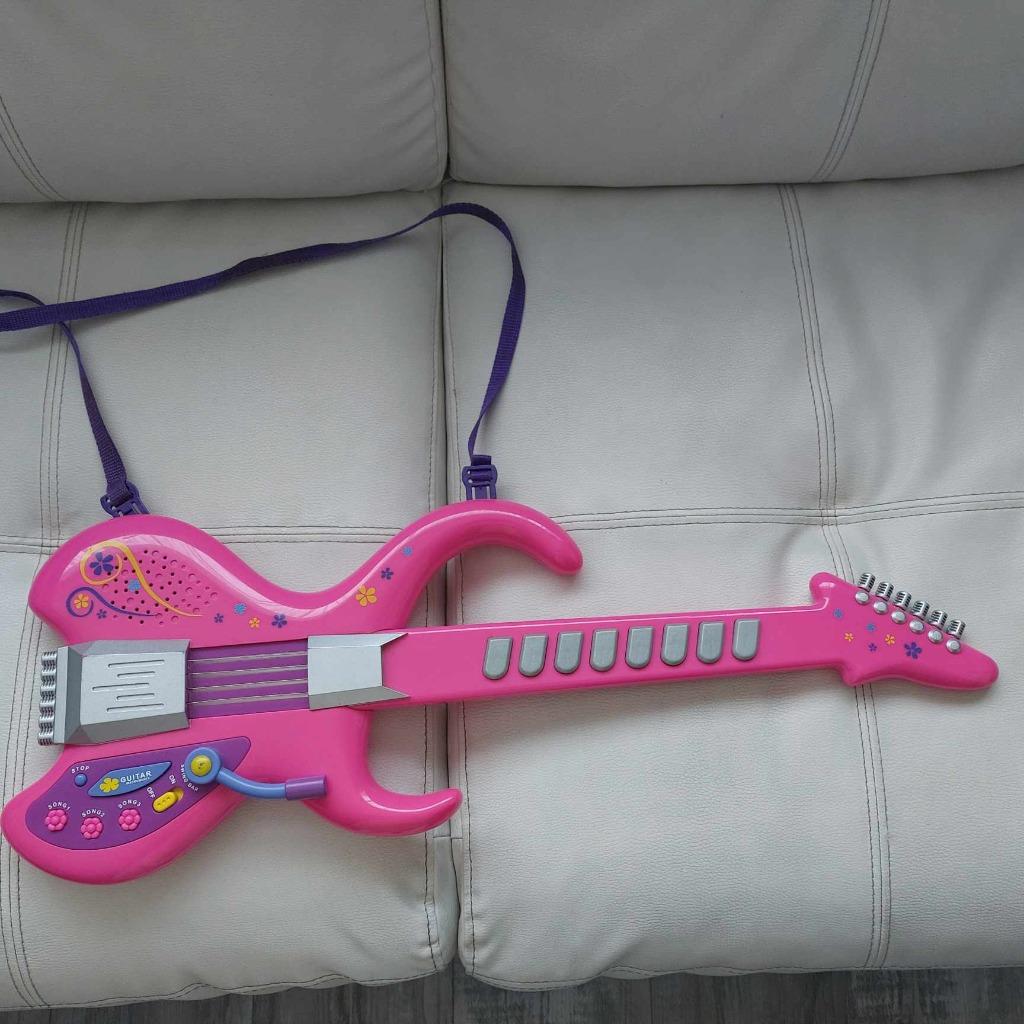 Guitare rose. Avec 3 airs et 8 notes, les cordes donnent de, Enlèvement, Utilisé, Garçon ou Fille