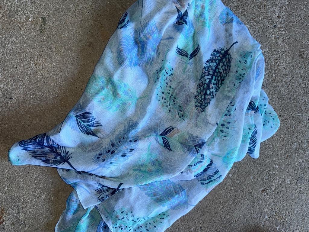 Foulard blanc à motifs plumes, Enlèvement ou Envoi, Comme neuf