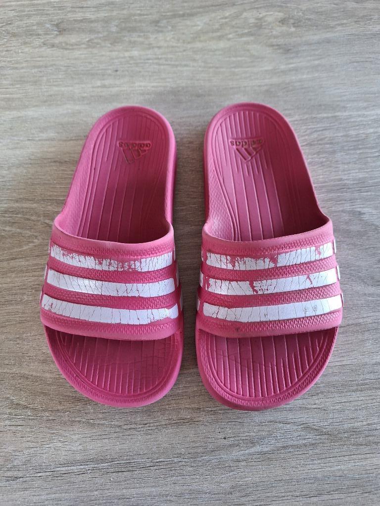 Badslippers Adidas maat K12, Kinderen en Baby's, Kinderkleding | Kinder-zwemkleding, Ophalen of Verzenden, Zo goed als nieuw, Meisje