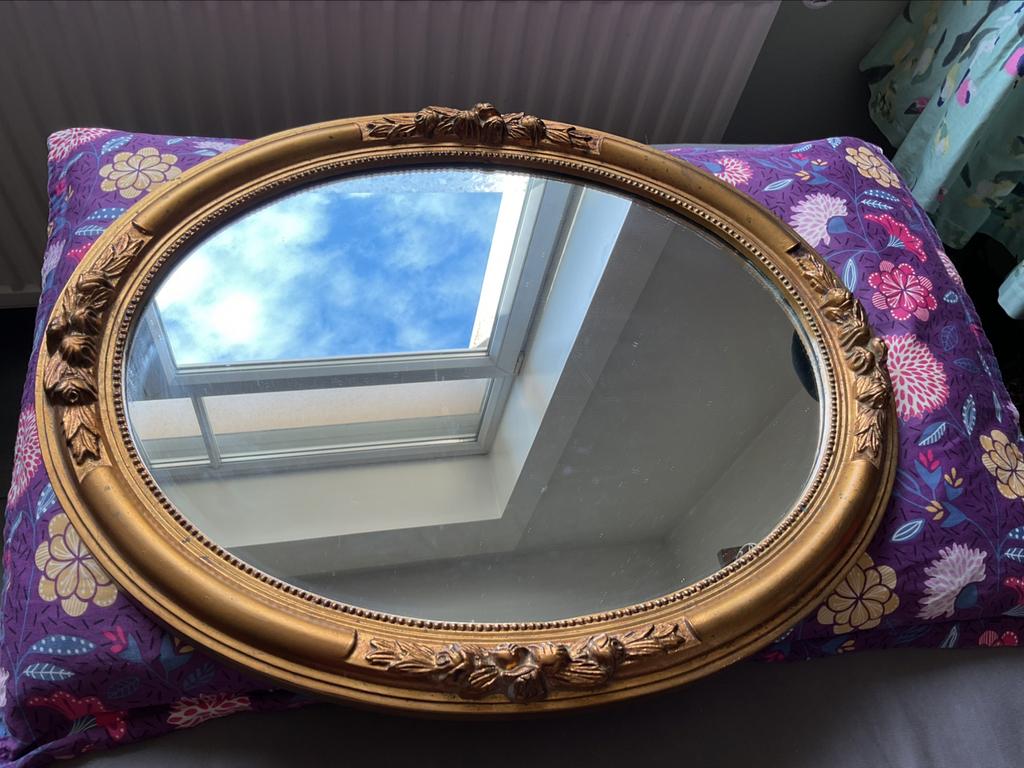 Antieke spiegel met vergulding, prachtige patina., Ophalen, Ovaal, Minder dan 50 cm, Minder dan 100 cm