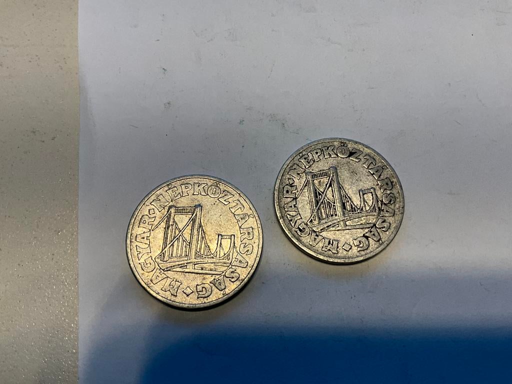 2 Hongaarse 50 fillér-munten uit 1973 en 1975., Ophalen of Verzenden