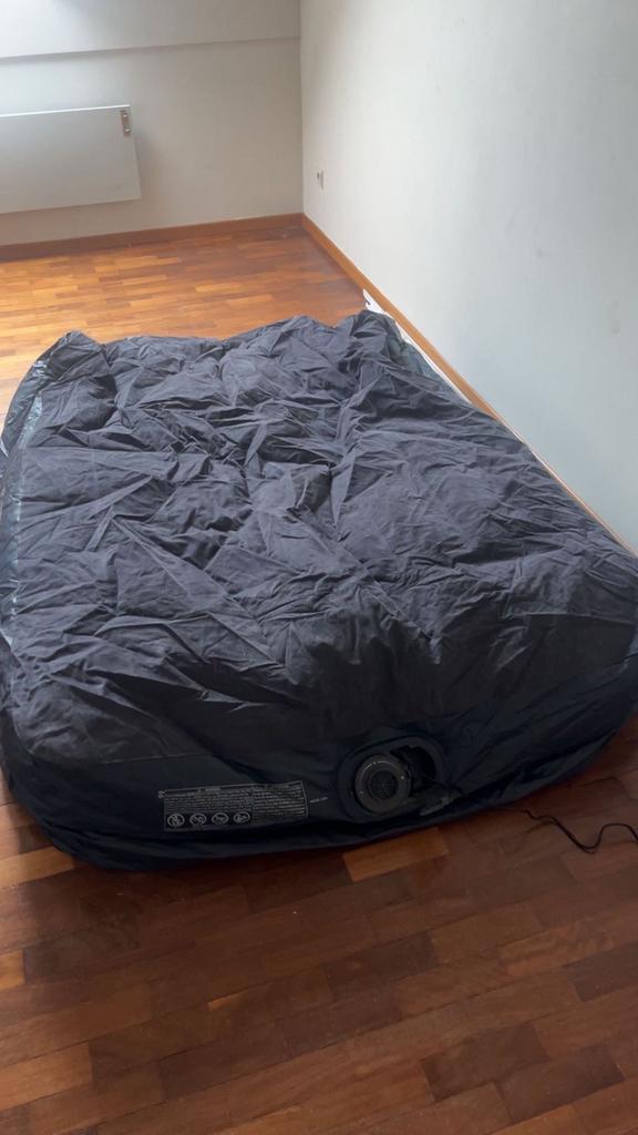Intex 2persoons luchtmatras, Caravanes & Camping, Matelas pneumatiques, Enlèvement, Pompe intégrée, Comme neuf, 2 personnes