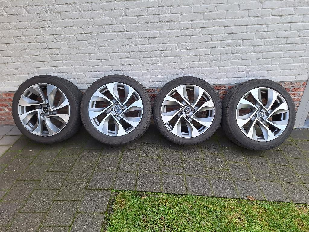 Winterbanden en velgen 235/45 R18, Autos : Pièces & Accessoires, Pneus & Jantes, Pneus hiver, Véhicule de tourisme, 18 pouces