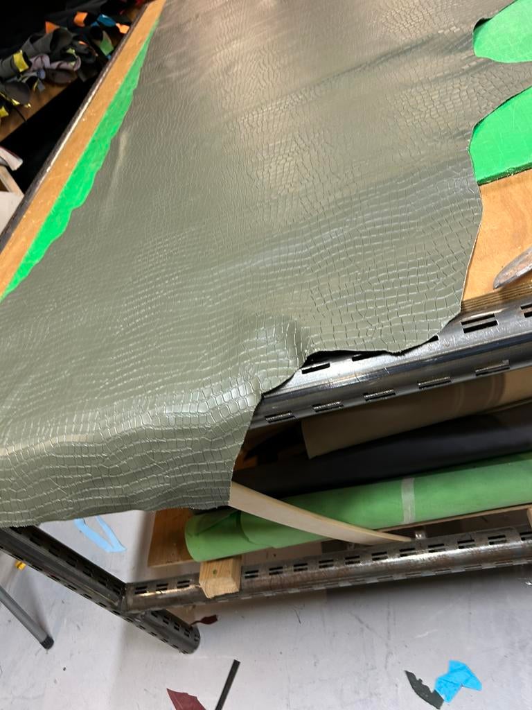 Soldaat groen halve huid 1.2 mm dik soepel kroko print A256, Ophalen of Verzenden, Groen