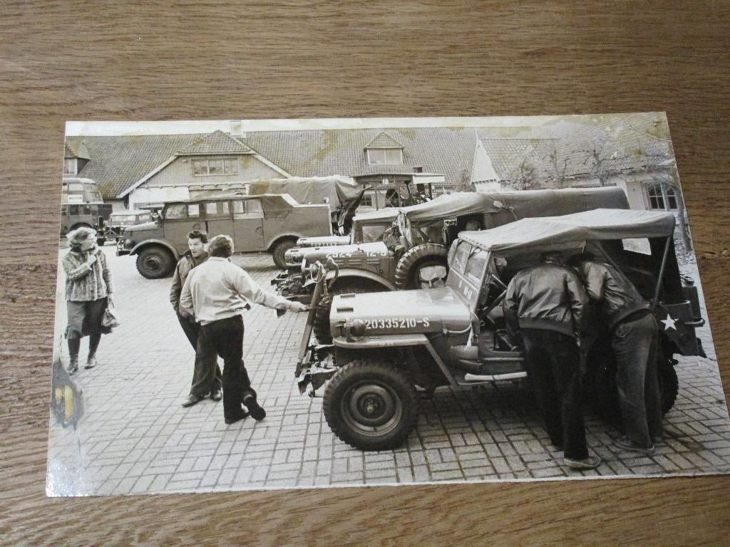 ORIGINELE PERSFOTO JEEP BIJEENKOMST VOERTUIGEN LEGER, Collections, Photos & Gravures, Utilisé, Photo, Autres sujets/thèmes, Enlèvement ou Envoi