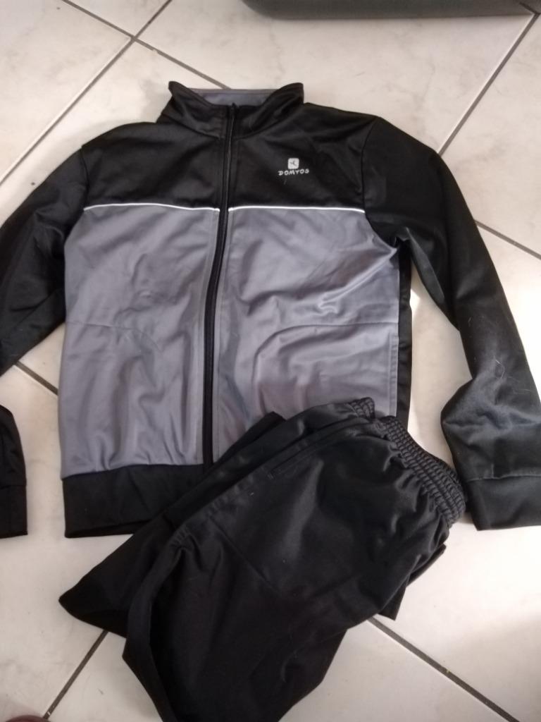 trainingspak domyos kind 143-152  nieuw in de verpakking (do, Enlèvement, Neuf, Garçon ou Fille, Vêtements de sport ou Maillots de bain