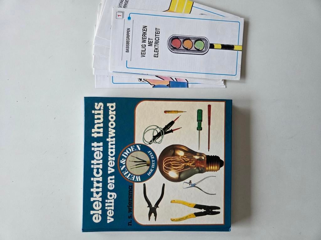 Elektriciteit Thuis + 14 brochures, Ophalen of Verzenden, Zo goed als nieuw