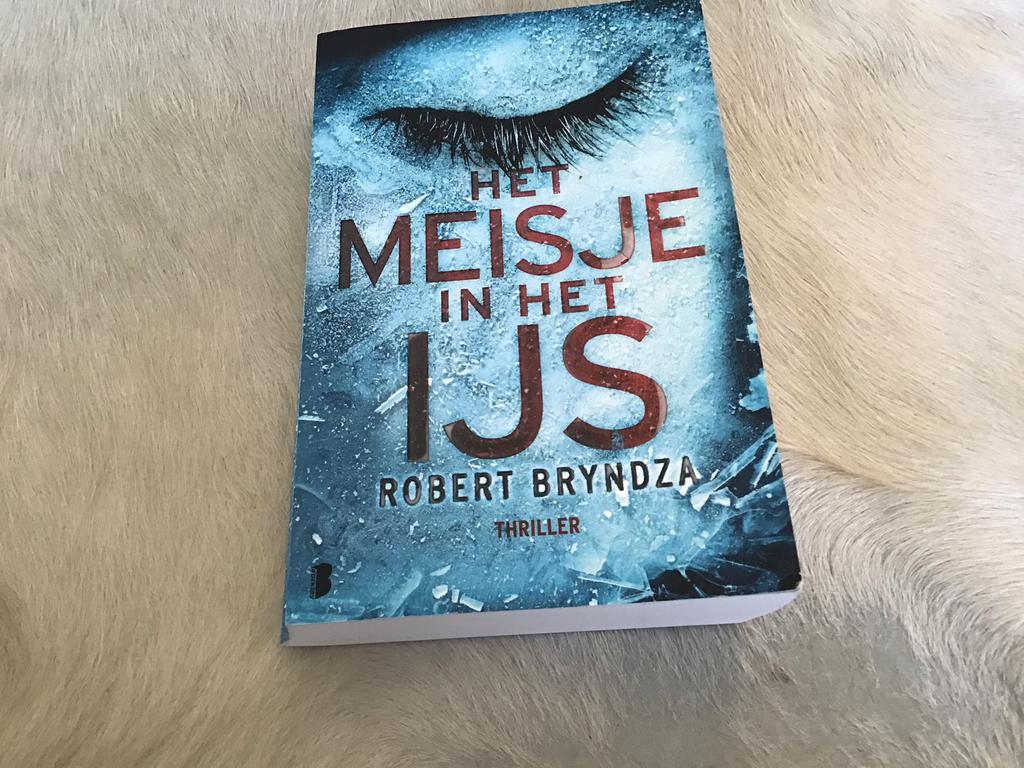 Het meisje in het ijs- Robert Bryndza, Boeken, Ophalen of Verzenden, Zo goed als nieuw