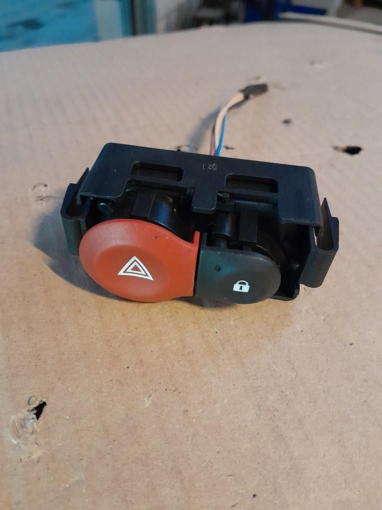 Interrupteur feux de détresse RENAULT CLIO 3 / 5060 AUVELAIS, Enlèvement ou Envoi, Utilisé, Renault