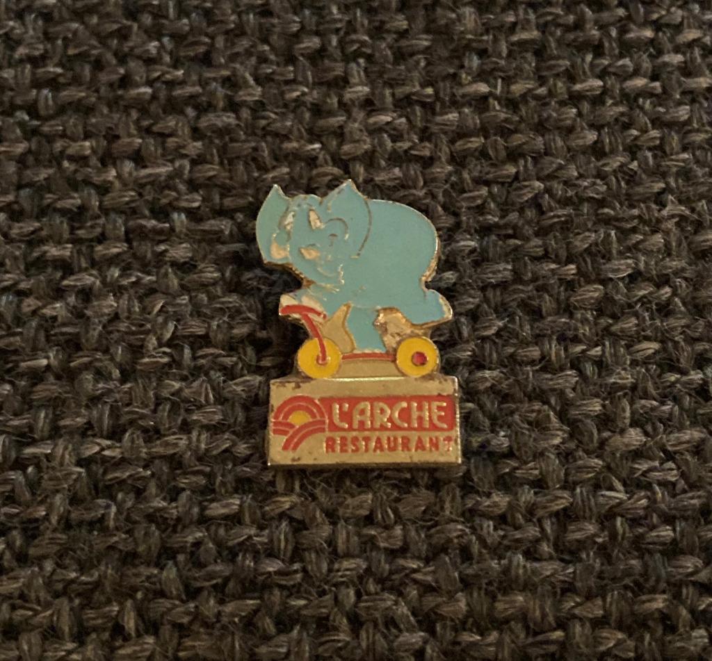 PIN - L'ARCHE - RESTAURANT - OLIFANT - ELEPHANT, Verzenden, Gebruikt, Overige onderwerpen, Speldje of Pin