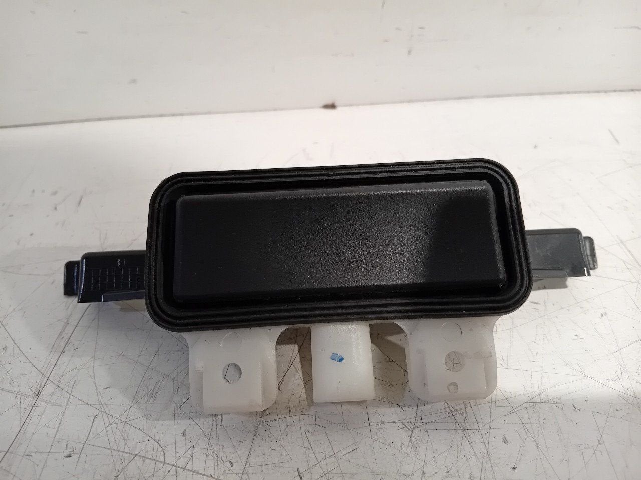 Achterklep ontgrendeling BMW iX, Onderdelen@venauto.nl, Van der Ven Autorecycling B.V., Gebruikt, Ettenseweg 76, 4706 PB Roosendaal, The Netherlands
