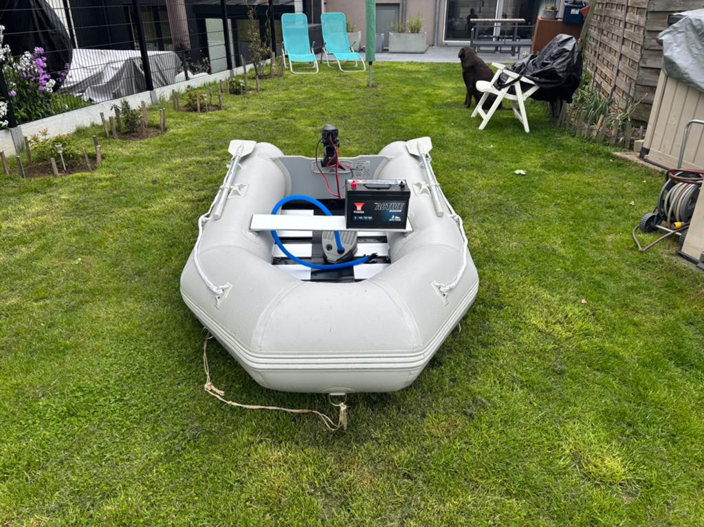 grand bateau pvc , vendu avec batterie, chargeur, moteur, Enlèvement, Électrique