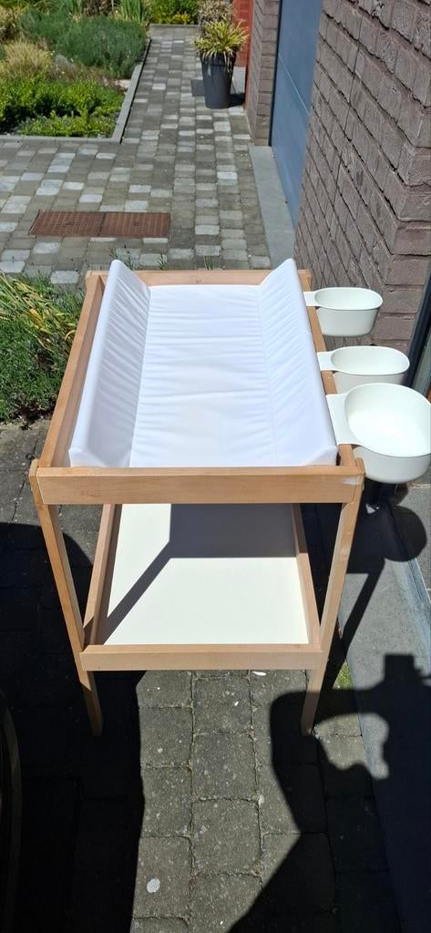 Table à langer couleur bois clair et blanche