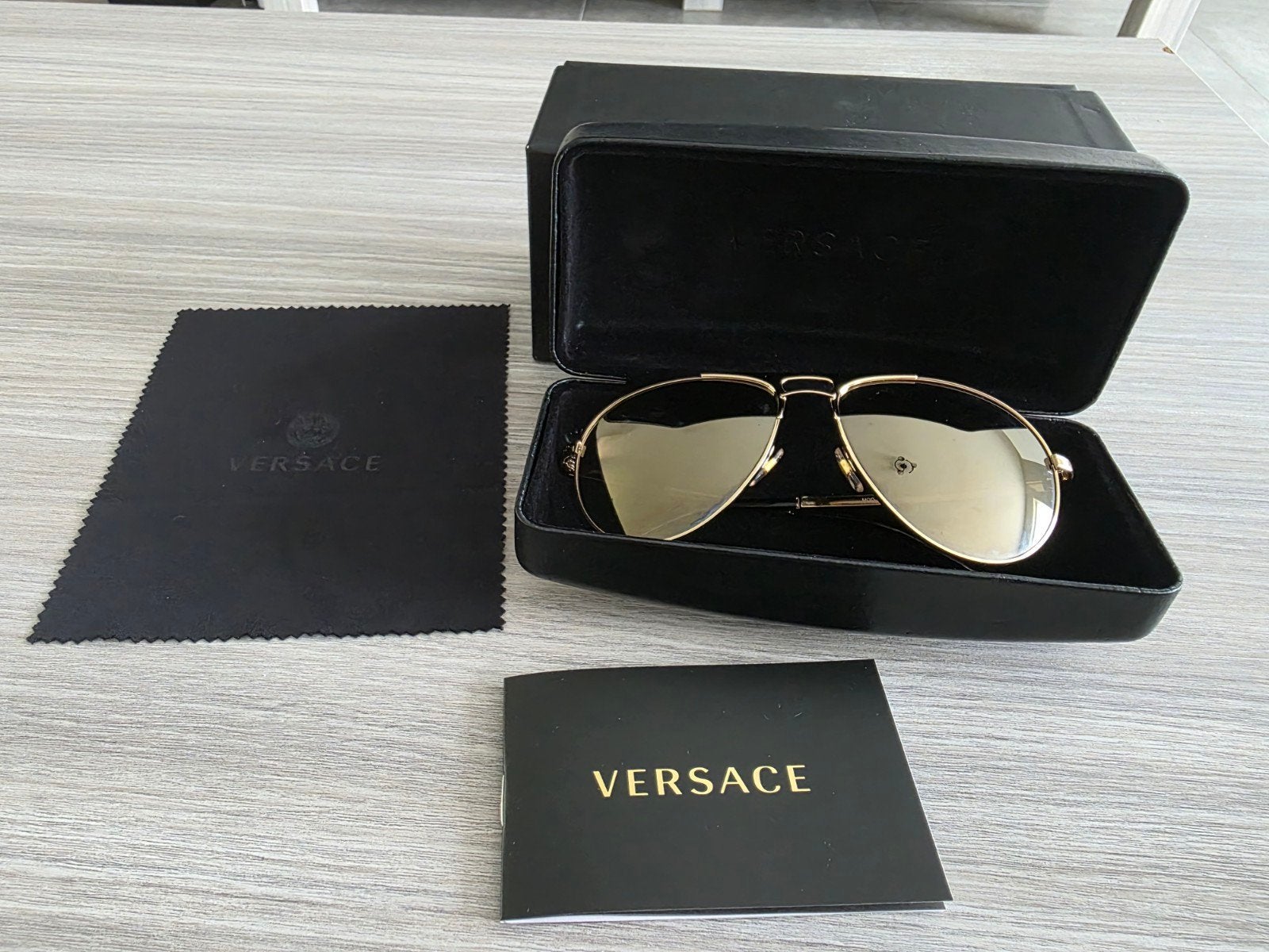 Originele Versace zonnebril met boekjes en accessoires, Overige merken, Zonnebril, Overige kleuren, Ophalen of Verzenden