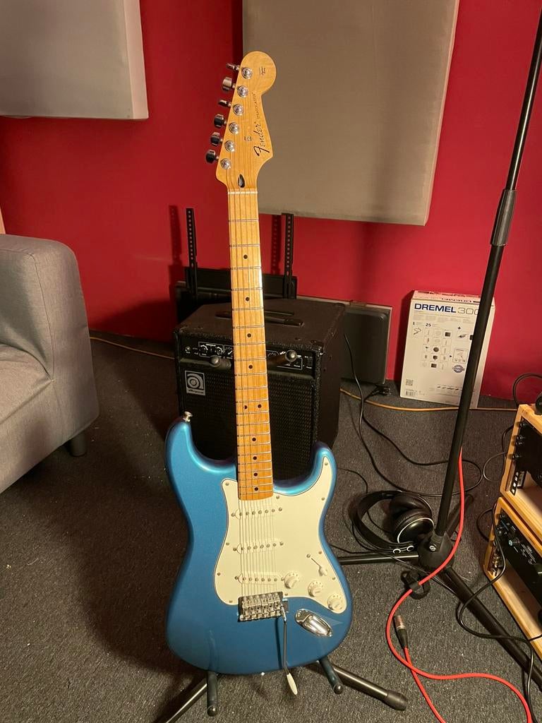Fender Stratocaster 2017 MN Lake Placid Blue, Muziek en Instrumenten, Ophalen, Zo goed als nieuw, Fender
