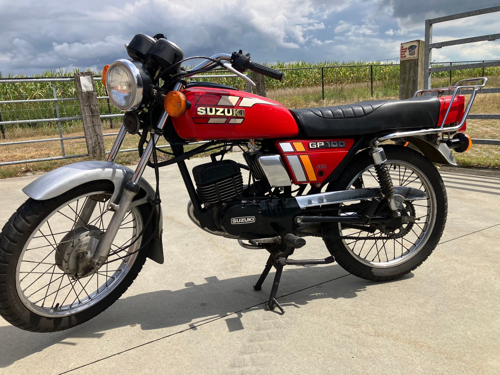 Suzuki gp 100, Motos