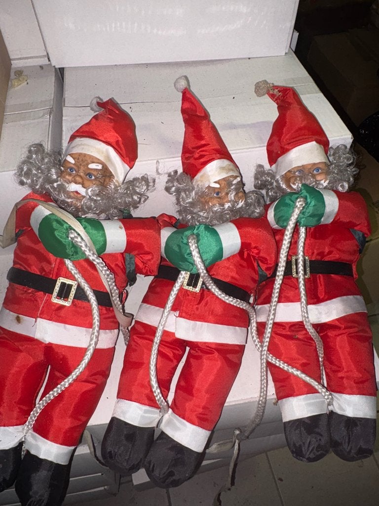 3 pères Noël réunis sur une corde extérieure, Enlèvement, Utilisé