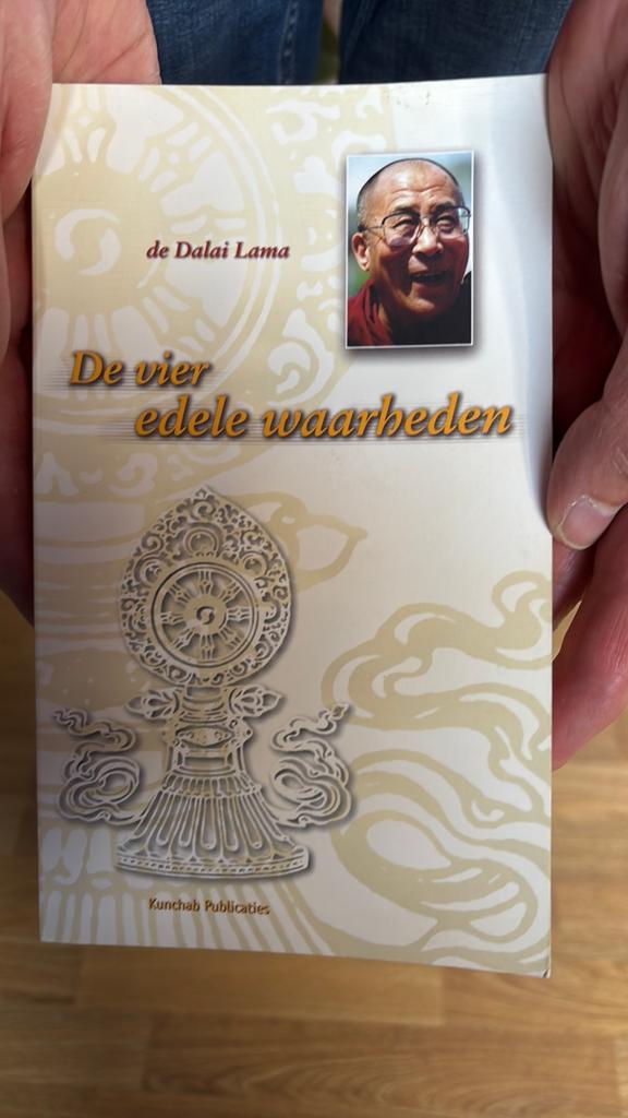 De Dalai Lama - De vier edele waarheden, Ophalen, De Dalai Lama