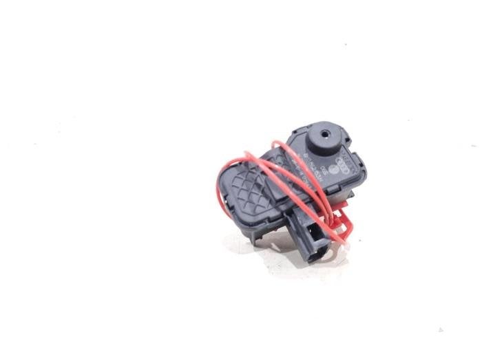 Moteur de verrouillage clapet réservoir d'un Audi A4, -, 3 mois de garantie, Audi, Utilisé