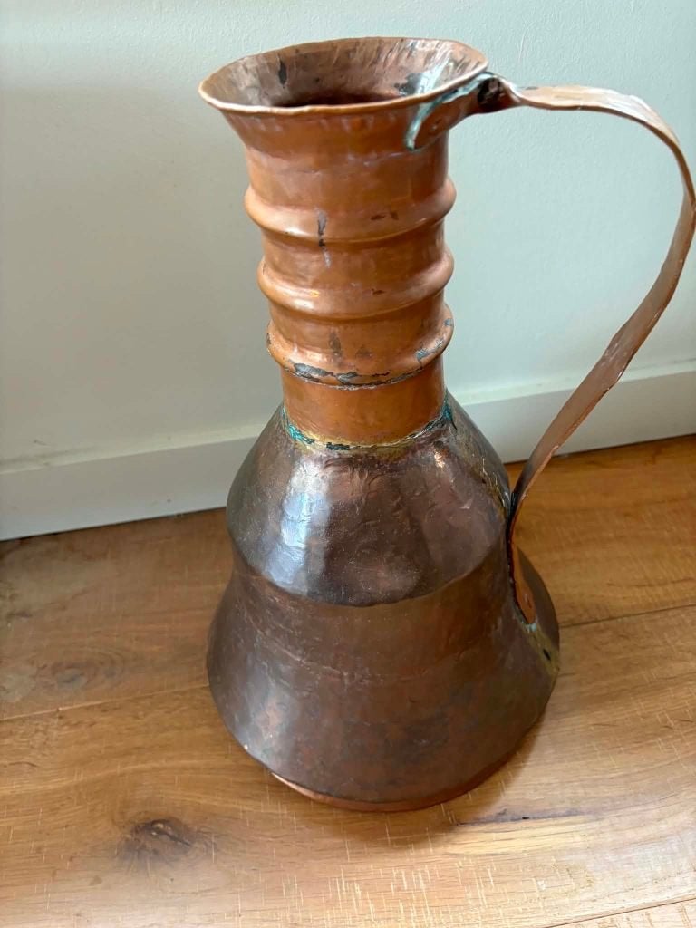 Cruche en cuivre battu à la main, Enlèvement