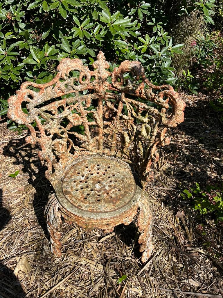 Oude gietijzeren tuinstoelen, Enlèvement