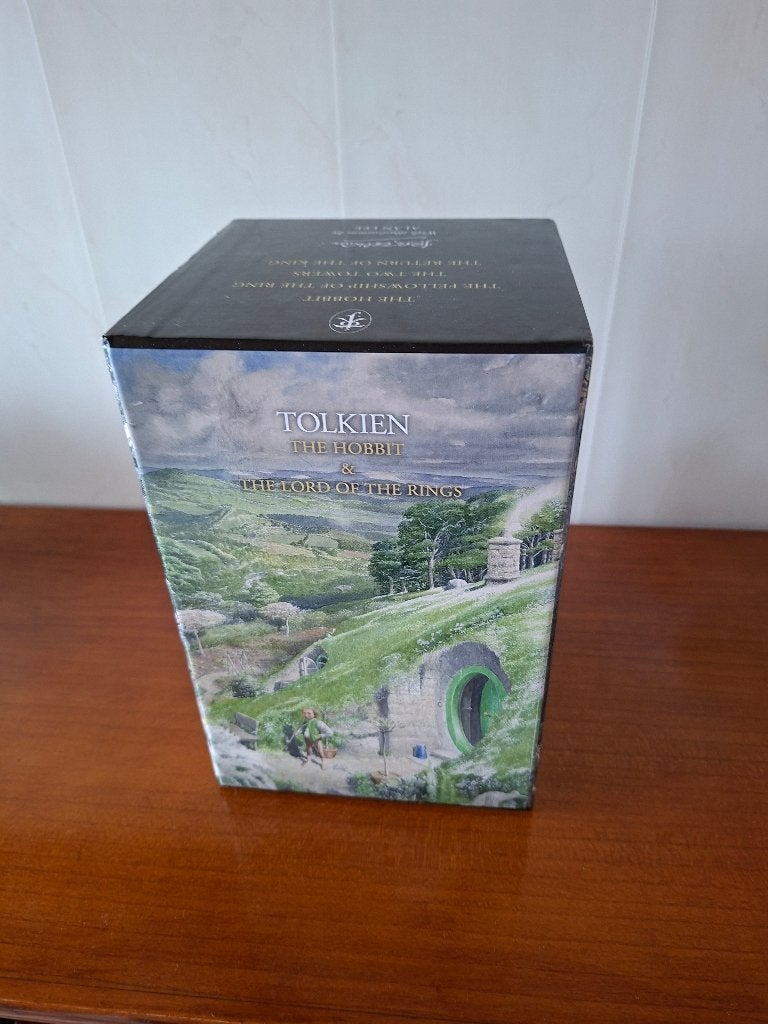 Lord Of The Rings/Hobbit boek box set ongelezen. Hardcover, Boeken, Ophalen of Verzenden, Nieuw, J.R.R. Tolkien