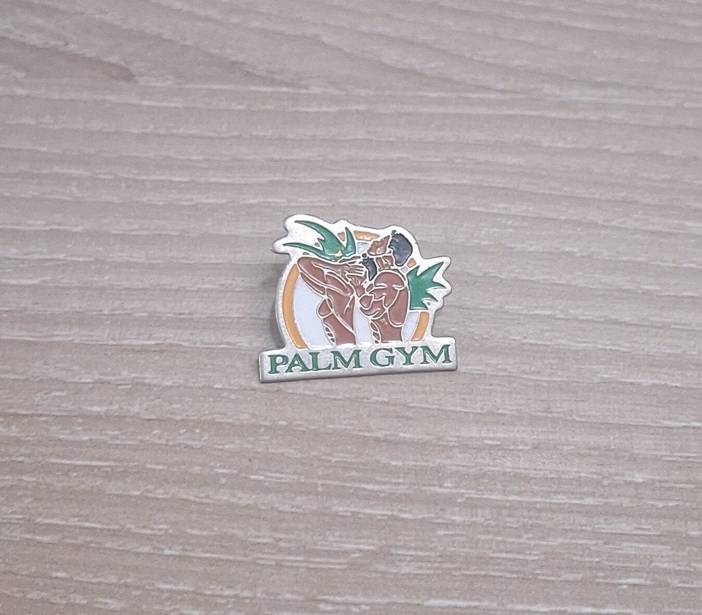 PIN - PALM GYM, Verzamelen, Speldjes, Pins en Buttons, Verzenden, Gebruikt, Sport, Speldje of Pin