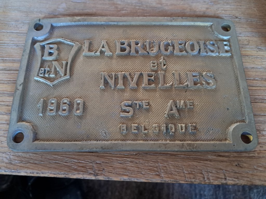PLAQUE DE TRAIN EN CUIVRE BRUGOISE ET NIVELLES 1960, Antiquités & Art, Curiosités & Brocante, Enlèvement ou Envoi