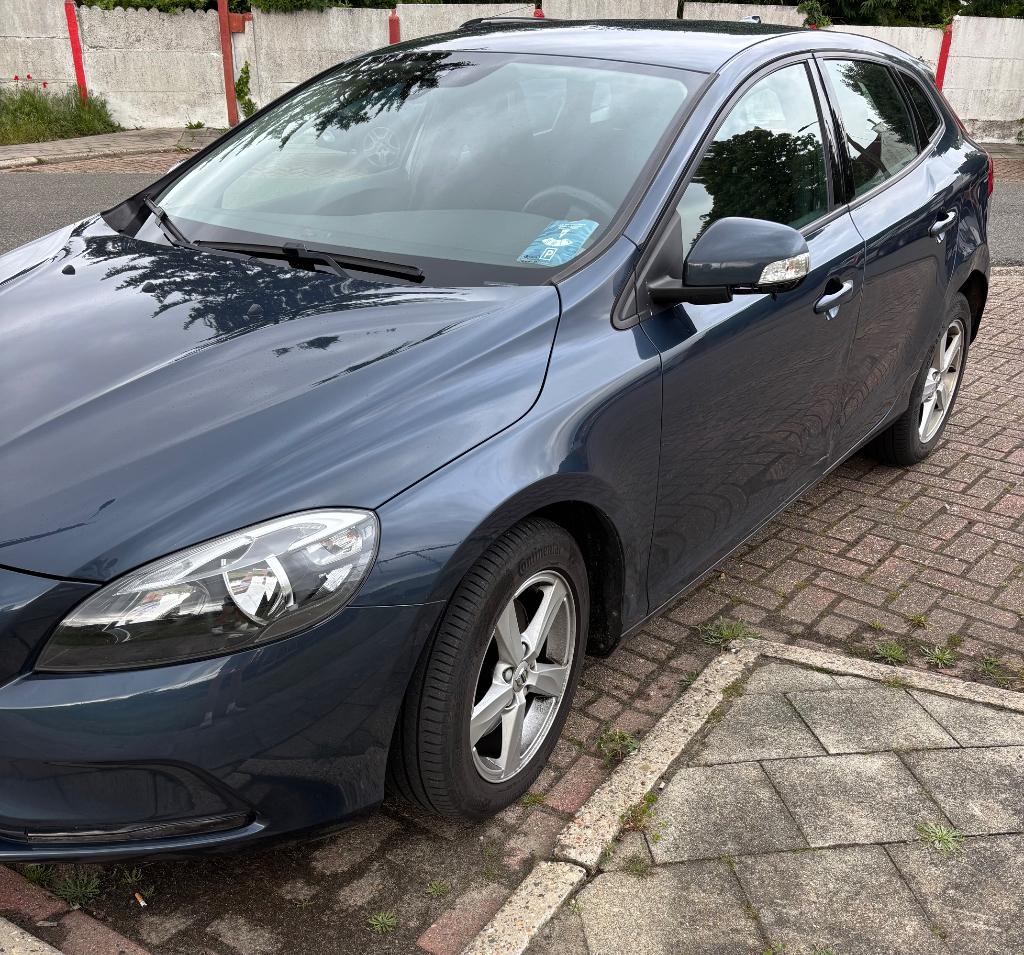 VOLVO V40, Autos, Volvo, Particulier, V40, Air conditionné, Alarme, Bluetooth, Cruise Control, Vitres électriques, Système de navigation