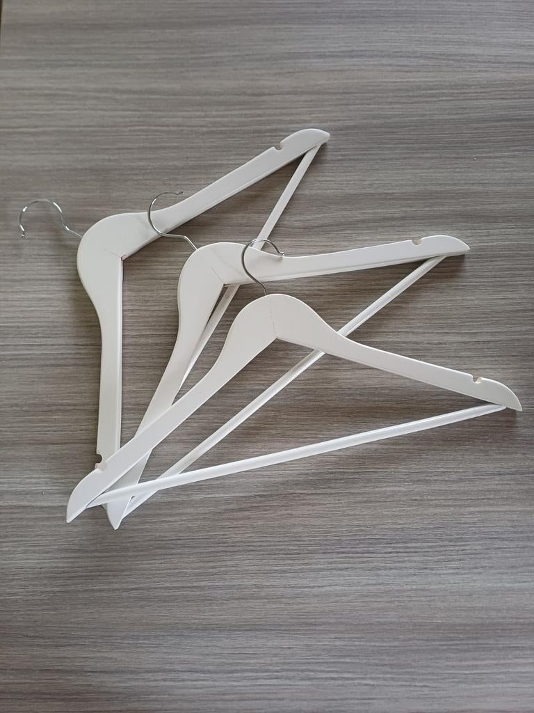 20 witte houten kleerhangers, Enlèvement