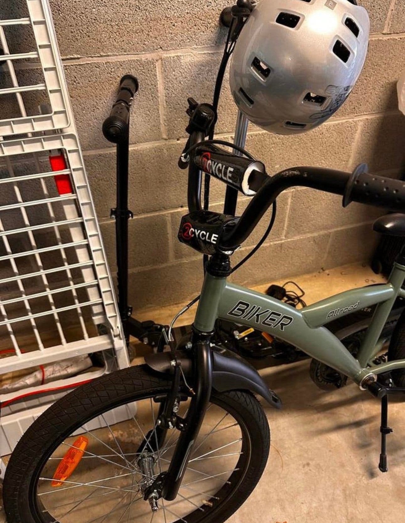 Zo goed als nieuw kinder fiets helm+fiets, Ophalen, Zo goed als nieuw