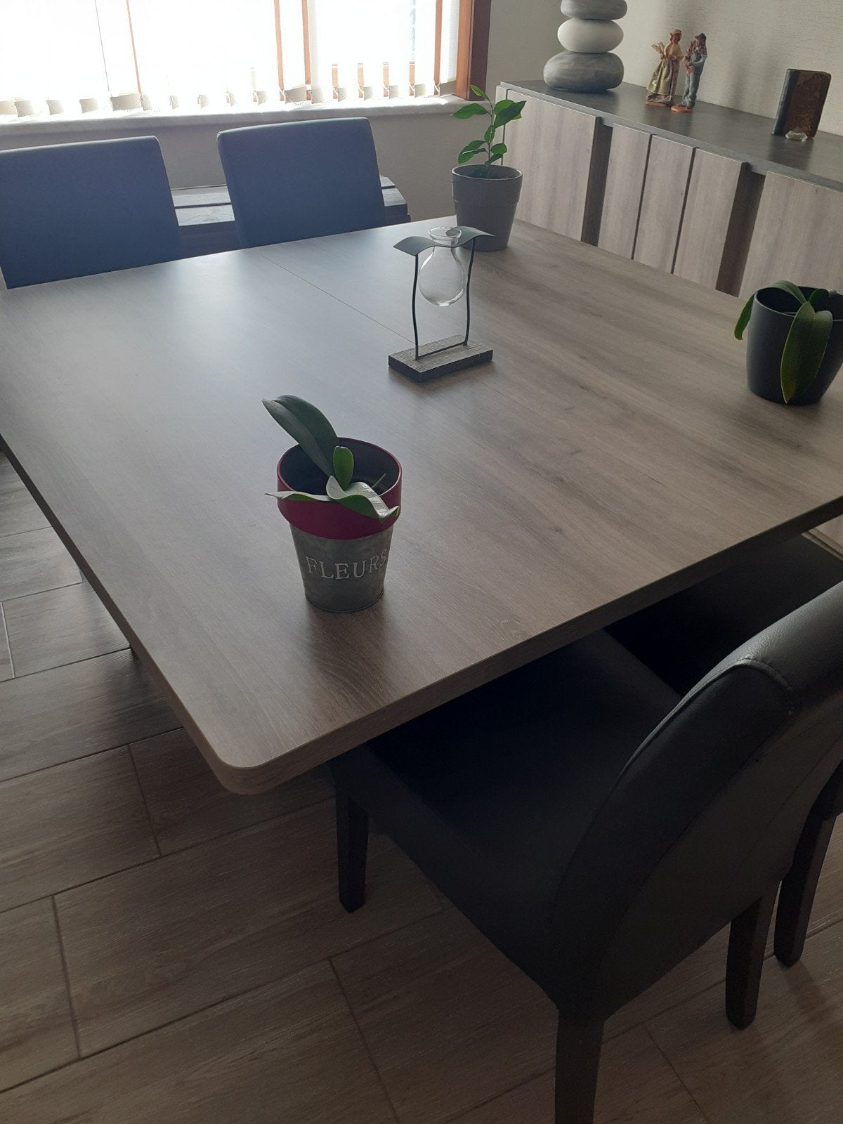 Tafel en vier stoelen, Ophalen