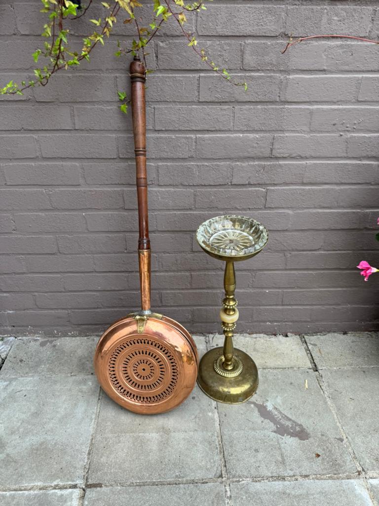 Vintage koperen bedpan & glazen sierschaal op messing voet, Antiek en Kunst, Ophalen