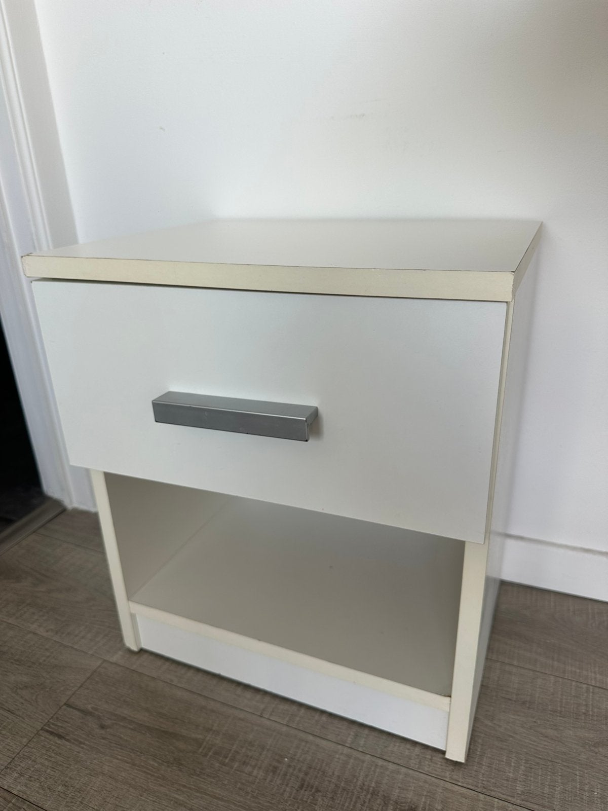 Nightstand, Huis en Inrichting, Slaapkamer | Nachtkastjes, Ophalen, Zo goed als nieuw