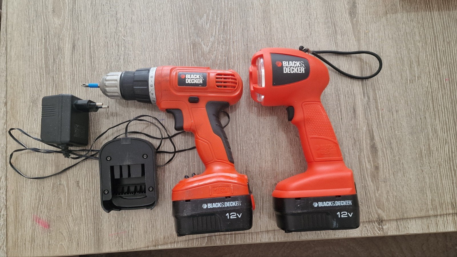 Perceuse 12 V Black & Decker + lampe + 2 piles, Enlèvement