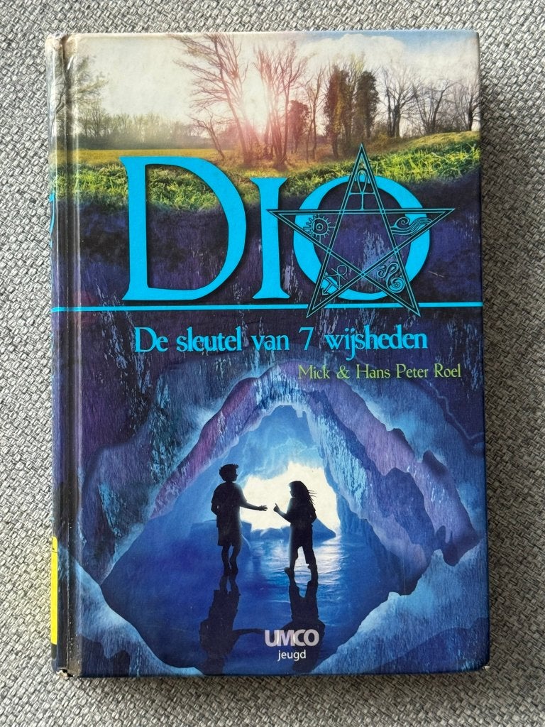 08. Boek - Mick & Hans Peter Roel - DIO De sleutel van 7..., Boeken, Gelezen, Mick & Hans Peter Roel, Ophalen of Verzenden, Fictie