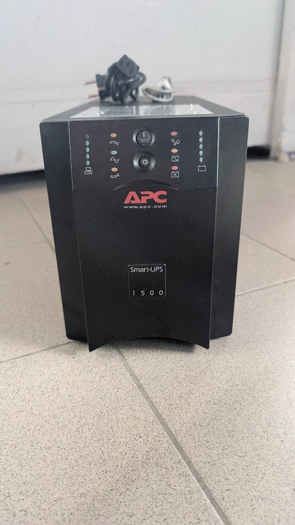 Onduleur UPS APS 1500 (batteries a remplacer), Informatique & Logiciels, Enlèvement, Utilisé