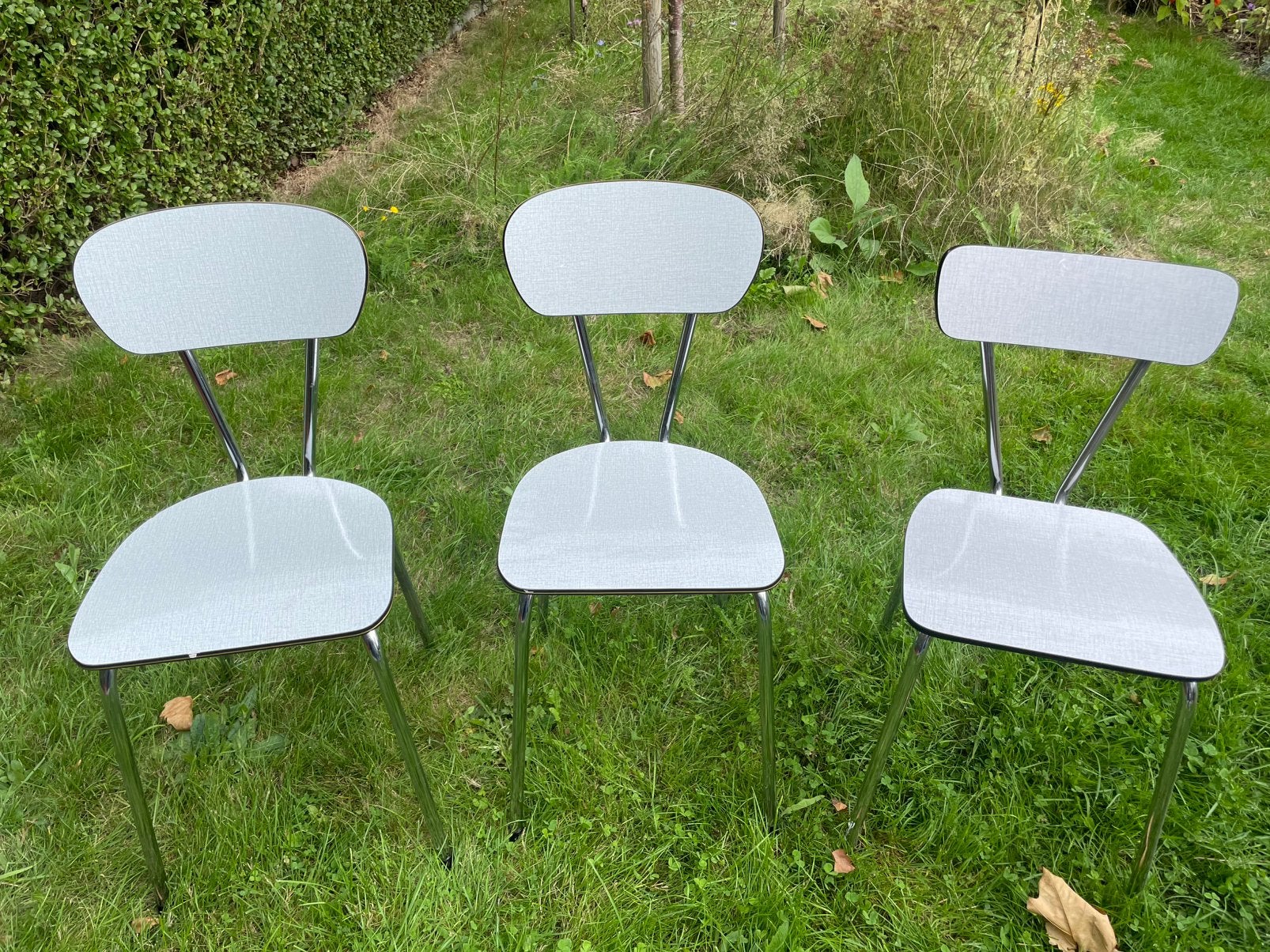 Drie witte metalen stoelen, Trois, Enlèvement, Utilisé, Métal
