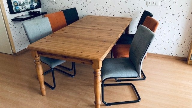 Table à manger en pin massif (extensible) + 4 chaises design, Enlèvement, Utilisé, 50 à 100 cm, Rectangulaire