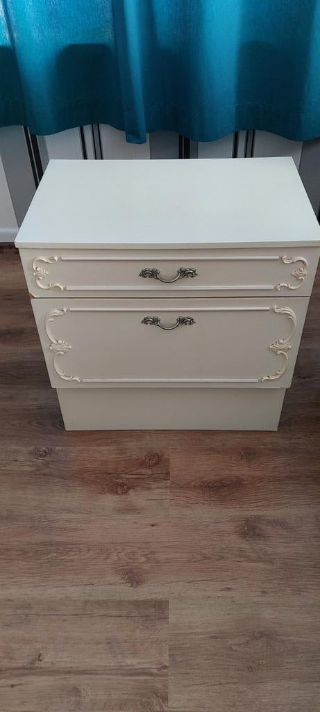 2 witte nachtkastjes, Ophalen