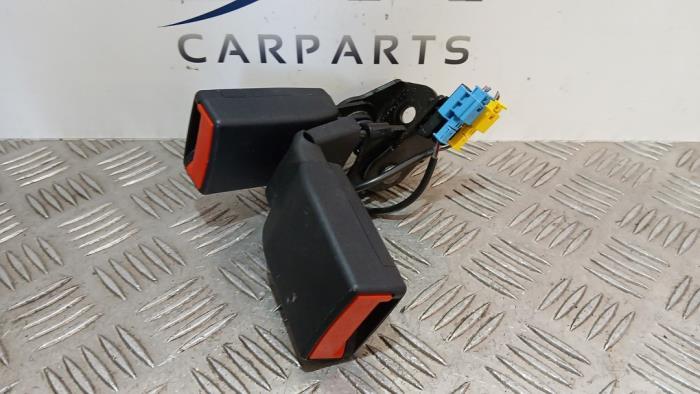 Insertion ceinture de sécurité arrière droite d'un Merced, Autos : Pièces & Accessoires, Habitacle & Garnissage, Mercedes-Benz