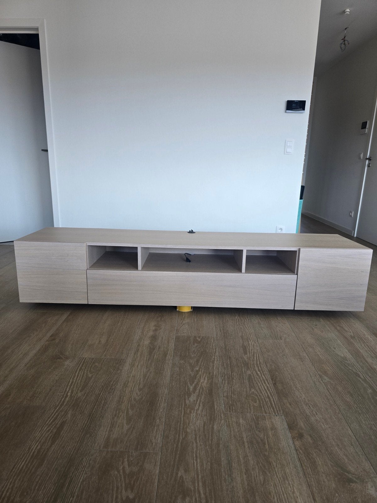 Groot wit gebeitst eik tv meubel met warm design verlichting, Ophalen