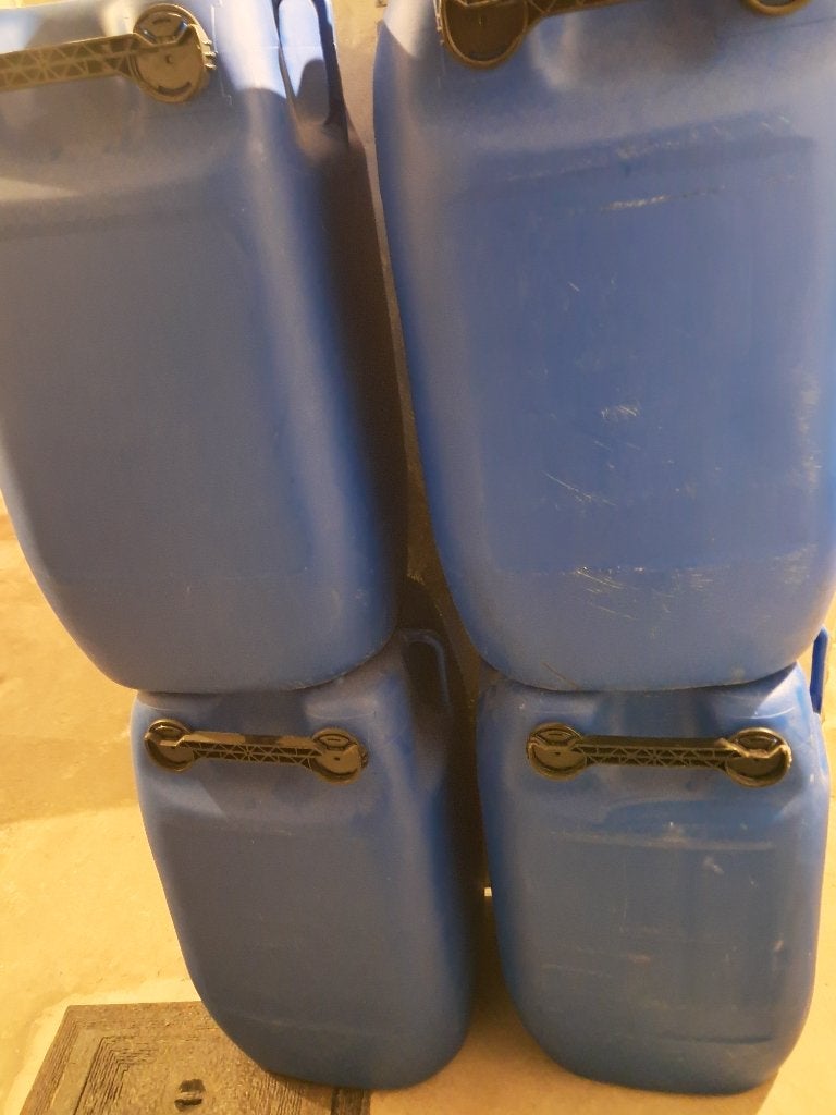 Un (1) Bidons de 60L homologué liquides-produits dangereux., Enlèvement